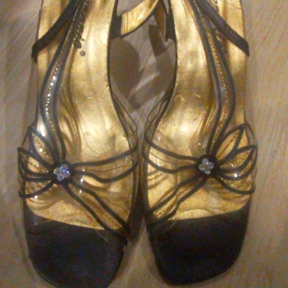 Never worn Desari candles size 38, sandel, 1.5 inheel